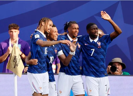 法国3-0瑞典：姆巴佩9场淘汰赛9球超越大罗，前场四人组轰10球