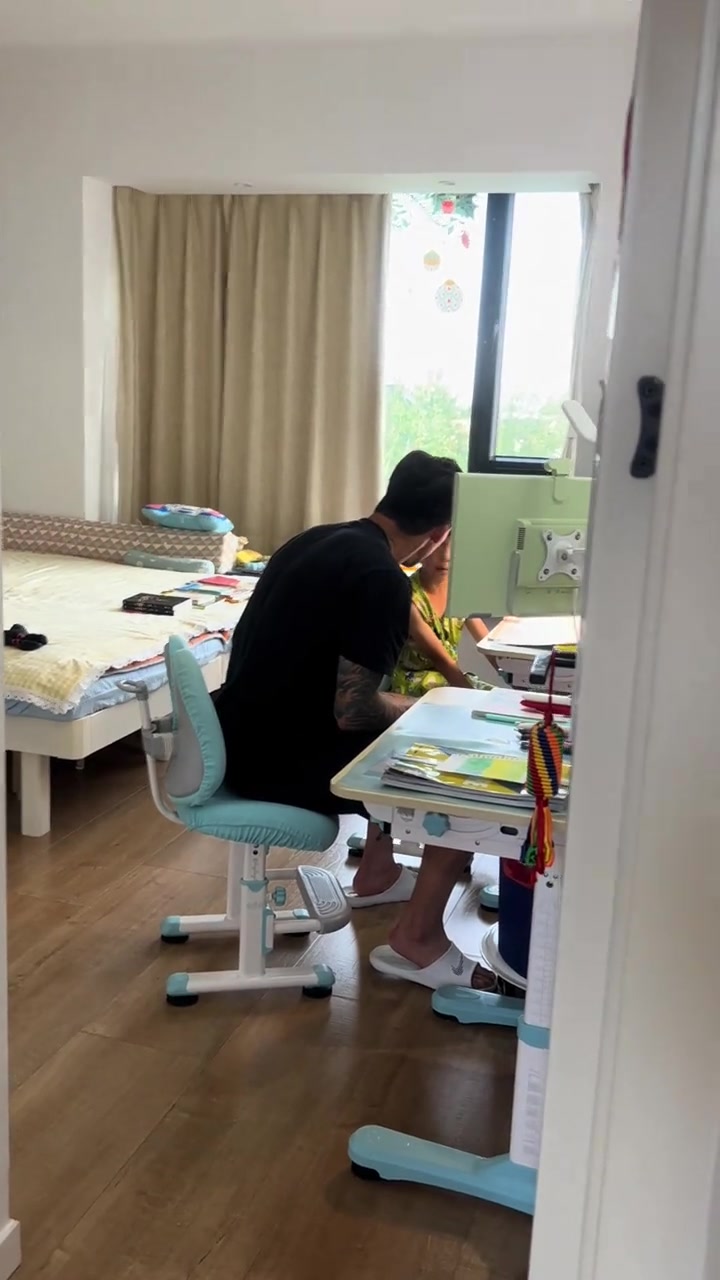张琳芃辅导儿子作业无奈回头,场外挑战不亚于防线压力 张琳芃辅导儿子作业无奈回头,场外挑战不亚于防线压力