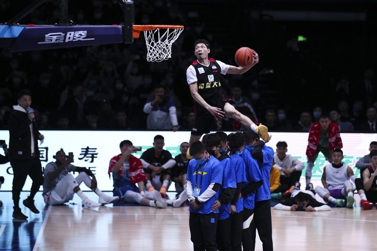 陈登星DUNKMAN联赛A组头名出线 忆扣篮启蒙:看卡特扣篮 偶像是科比