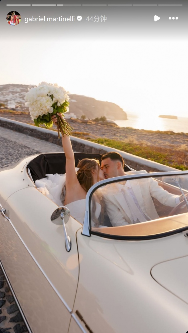 社媒晒照：马丁内利希腊完婚 6年爱情长跑修成正果
