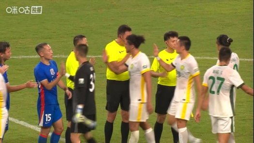 终场哨后国安球员围堵裁判 贾非凡禁区倒地引追溯点球争议 终场哨后国安球员围堵裁判 贾非凡禁区倒地引追溯点球争议